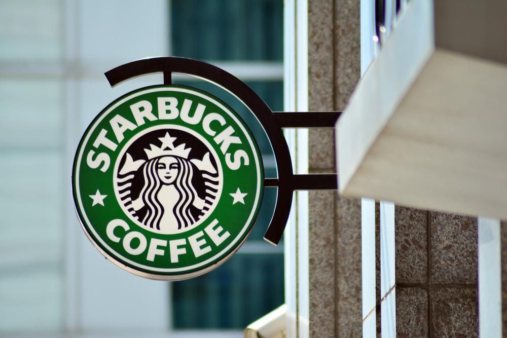 A Starbucks zöld-fehér-fekete logója egy épület homlokzatán