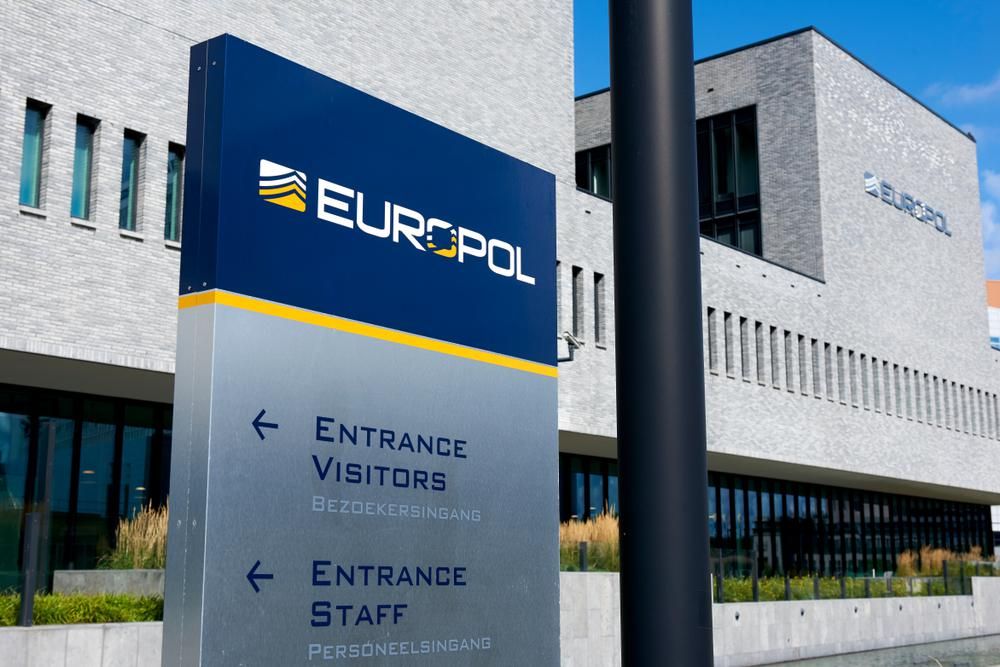 Az Europol főhadiszállása előtt egy tábla látható, amely útbaigazítást nyújt a látogatóknak és az ott dolgozóknak
