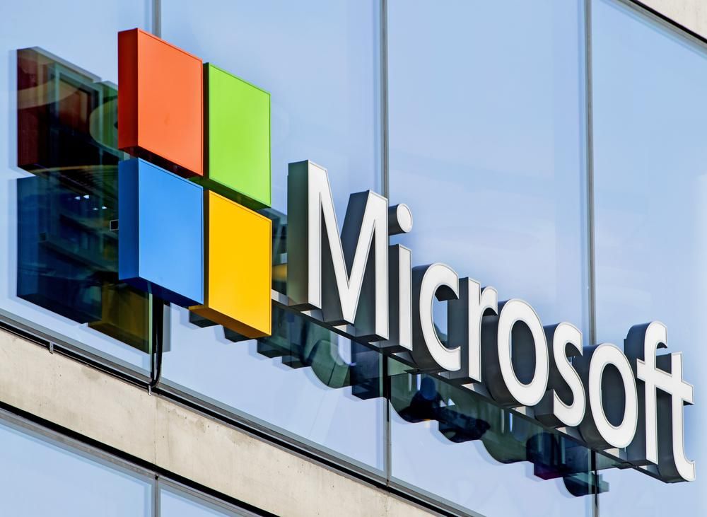 A Microsoft logója egy irodaház ablakain