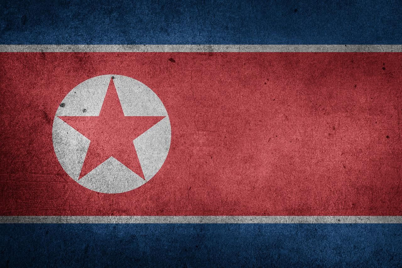 A kék-piros-fehér színű csillagos észak-koreai zászló, az ország hackerei rengeteg kriptovalutát loptak el 2021-ben