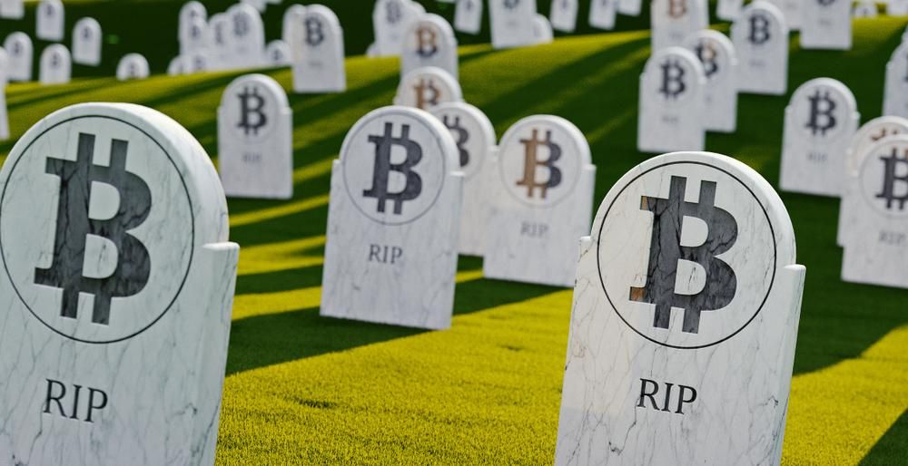 Sírkövek egy zöld területen, amelyeken a Bitcoin logója és a "rip" felirat látható