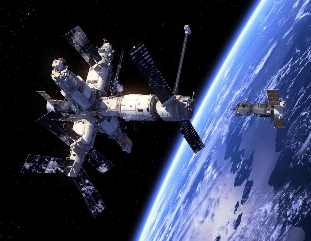A Nemzetközi űrállomás, más nevén ISS kering a Föld körül, épp egy űrhajó készül dokkolni rá