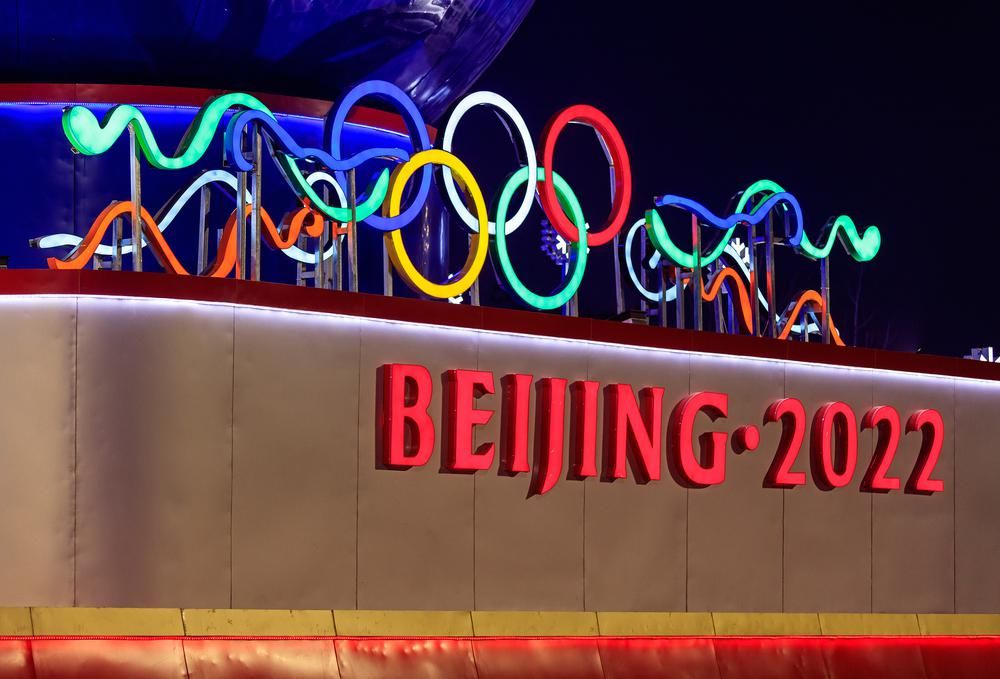 Az olimpiai gyűrűk a Beijing 2022 felirat fölött, a február 4-én kezdődő pekingi téli olimpiai játékok logója látható egy stadion oldalán