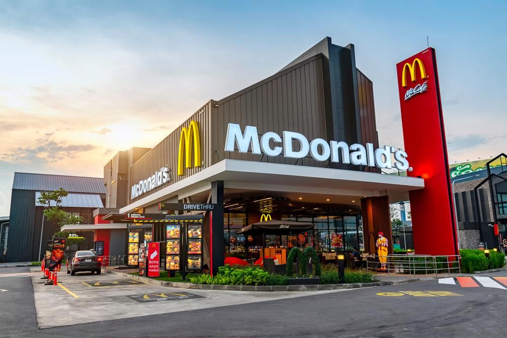 Egy McDonald's étterem naplementében, a McDonald's logója látható az épületen, egy McDrive is van az étterem oldalában