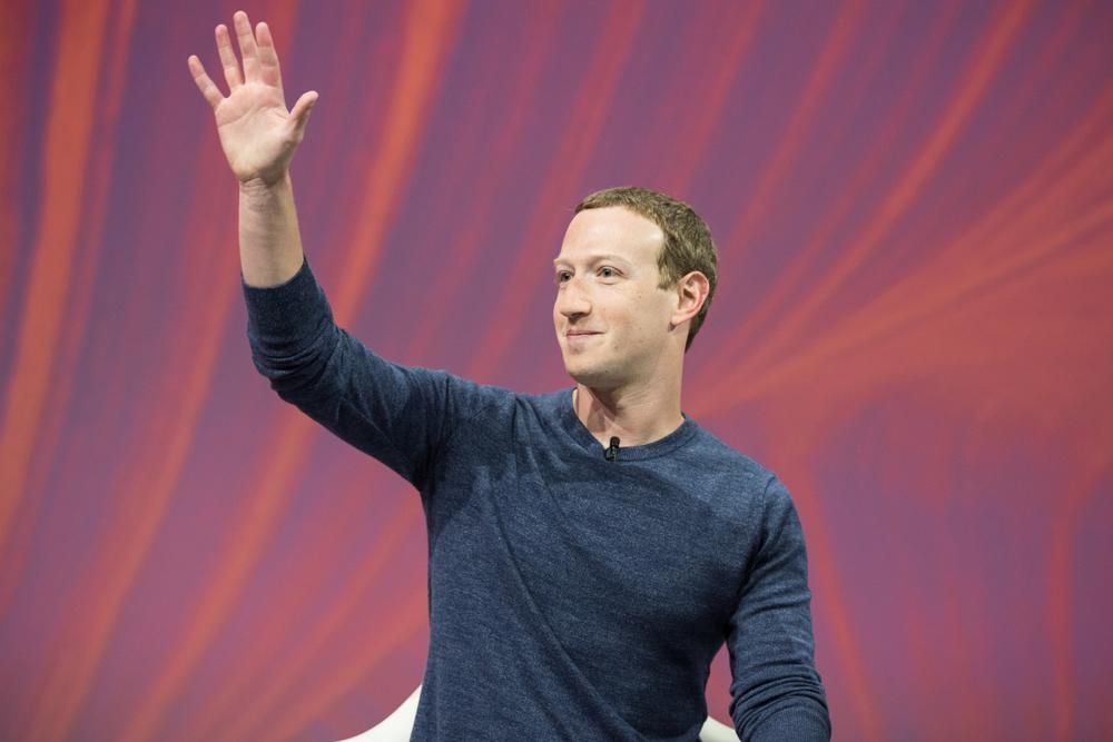 Mark Zuckerberg sötét felsőben integet az elértéktelenedett kriptovalutájának
