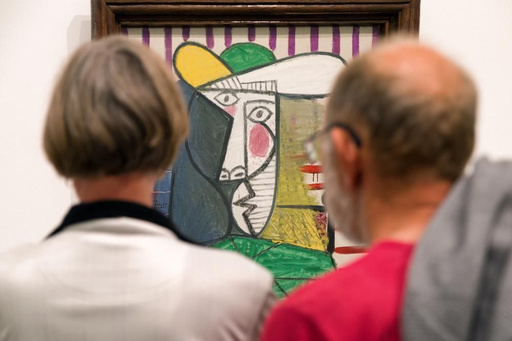 Pablo Picasso kiállított festményét nézik az emberek