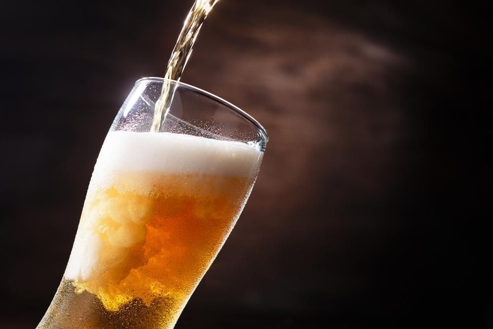 Szénhidrátmentes sört csapolnak egy söröspohárba