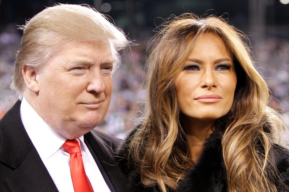 Donald és Melania Trump, egykori elnök és First Lady elegáns ruhában nézelődik