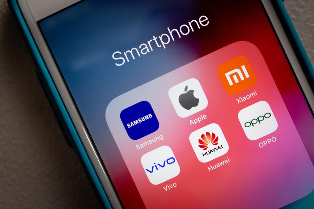 Egy okostelefon gyűjtőmenüje, benne a Samsung, az Apple, a Xiaomi, a Vivo, a Huawei és az Oppo márkák logóival