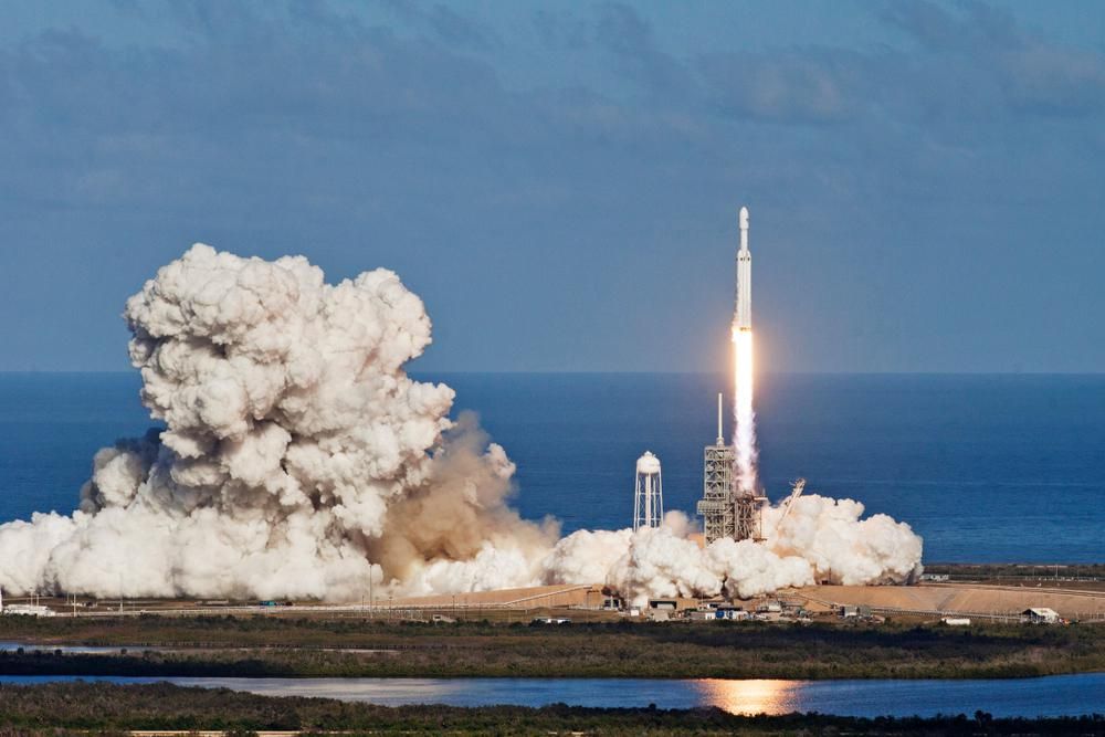 A SpaceX Falcon 9-es rakétájának kilövése sok füst kíséretében, szép tiszta az idő