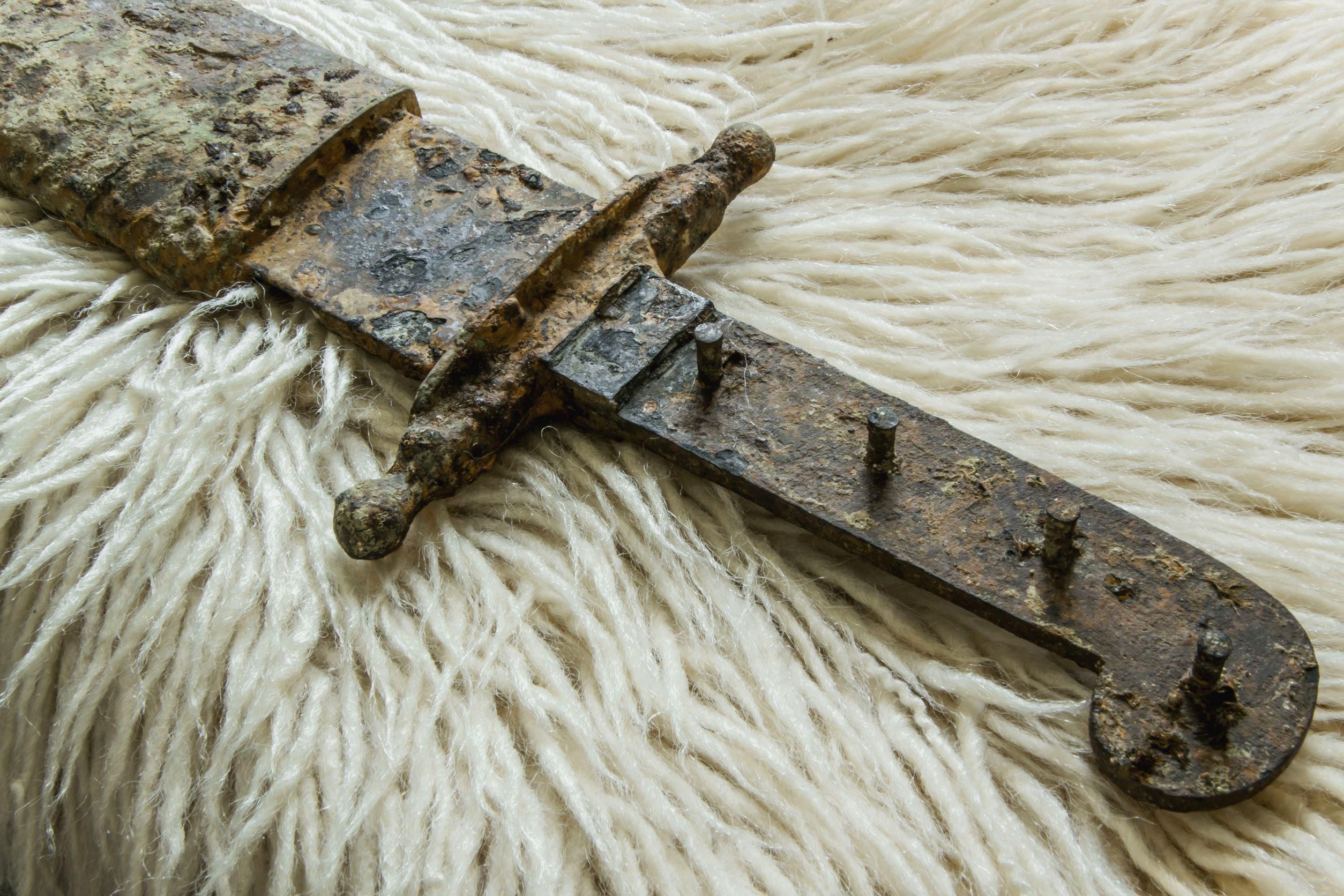 Ezer éves kardot találtak egy baranyai ház padlásán