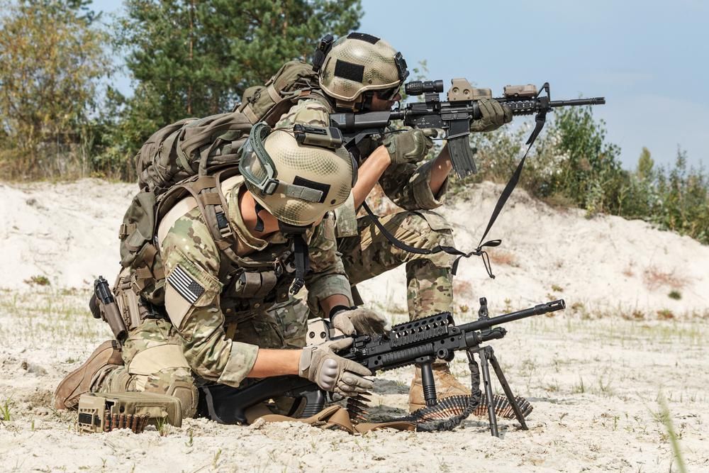 Két amerikai katona fegyverekkel harcol a klímaváltozás ellen