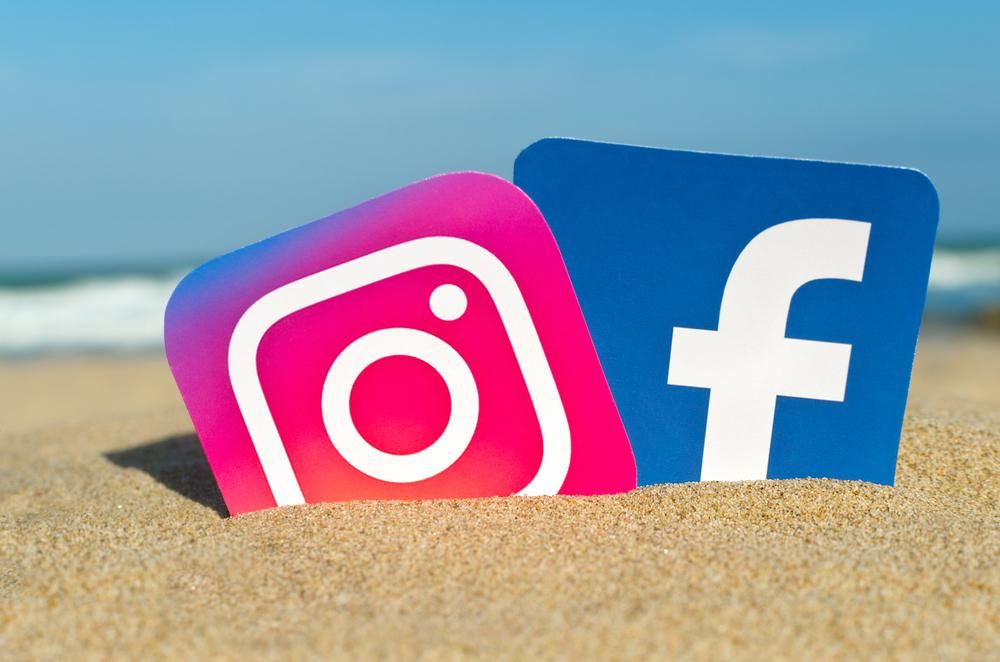 Az Instagram és a Facebook logója az Atlanti-óceán partján, ahol az adatátviteli kábel fut