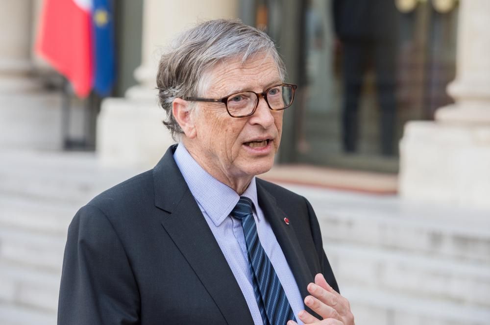 Bill Gates fekete zakóban, kék ingben beszél a koronavírus-járványról, és a következő pandémiáról