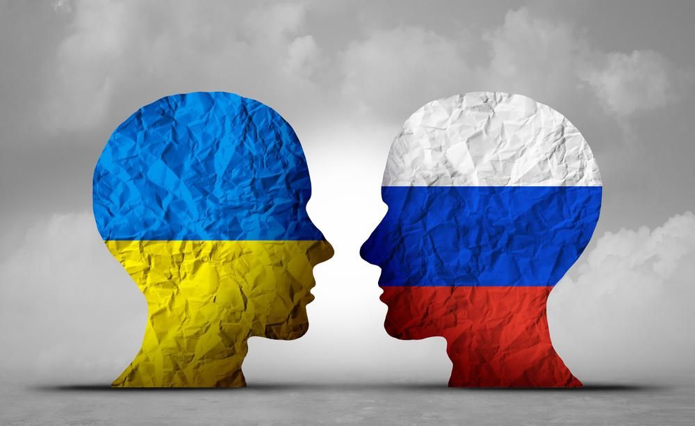 Ukrán és orosz színű emberi fejek néznek egymással szemben, a Facebook az ukránok védelmére kelt
