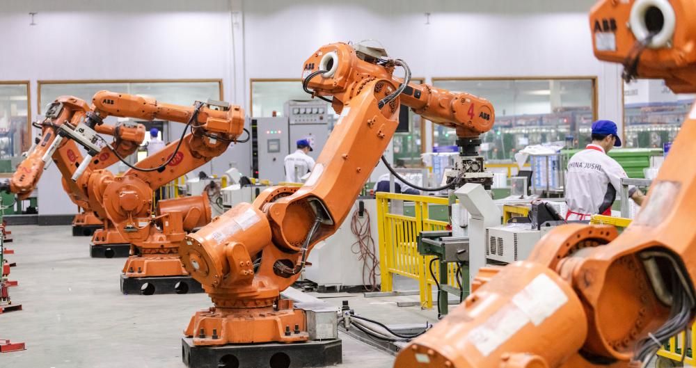 Robotkarok segítik az üzemi munkát egy kínai gyárban