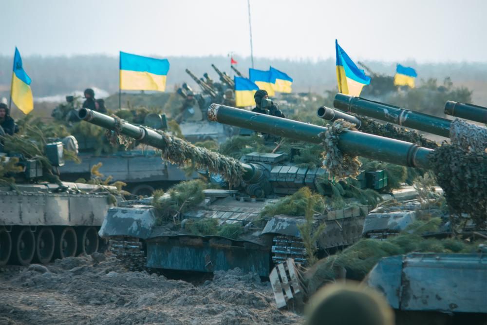 Ukrán zászlók lobognak álcázott tankok és katonák mögött, a háborús kötvényekből sok pénz folyt be