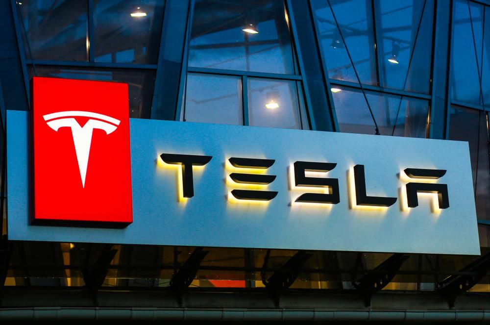 A Tesla logója egy irodaház oldalán, a gyártó ideiglenesen ingyenessé tette töltőállomásait Debrecenben és Miskolcon