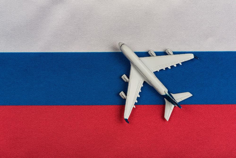 Lízingelt orosz repülő az orosz zászló fölött, a légiközlekedési szankciók óriási károkat okoznak