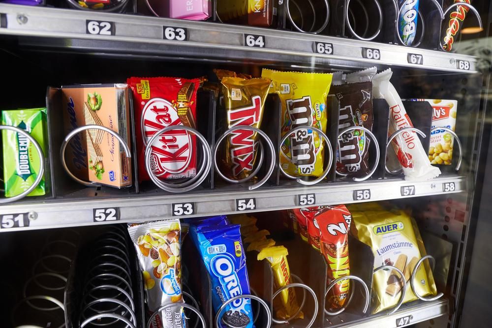 KitKat, Twix, Oreo és egyéb márkájú csokik egy automatában, New Yorkban megjelent az első QR-kódos NFT automata