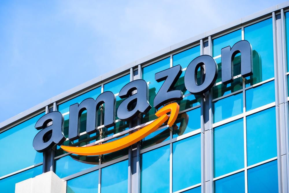 Az Ukrajna védelmére kelt Amazon vállalat logója egy irodaház oldalán