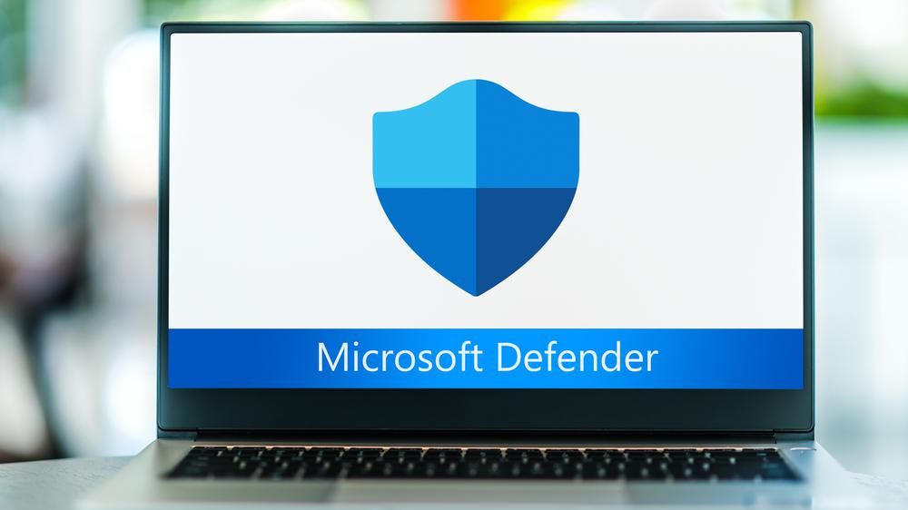 A Microsoft Defender logója egy laptopon