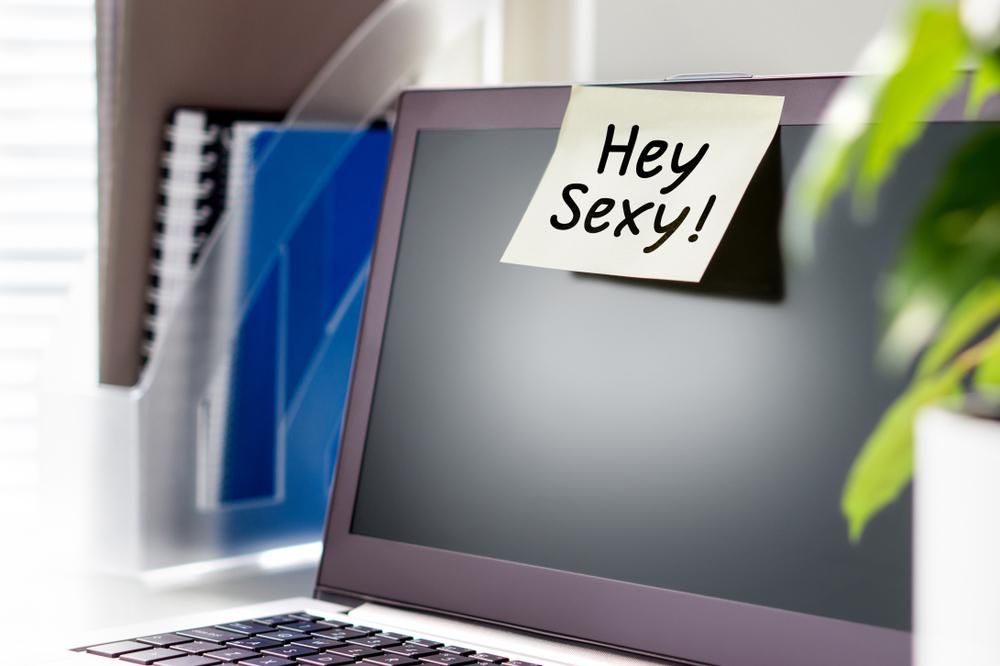 Hey Sexy feliratú cetli egy laptop monitorján, valaki zaklatja a munkatársát, még az otthonában is 