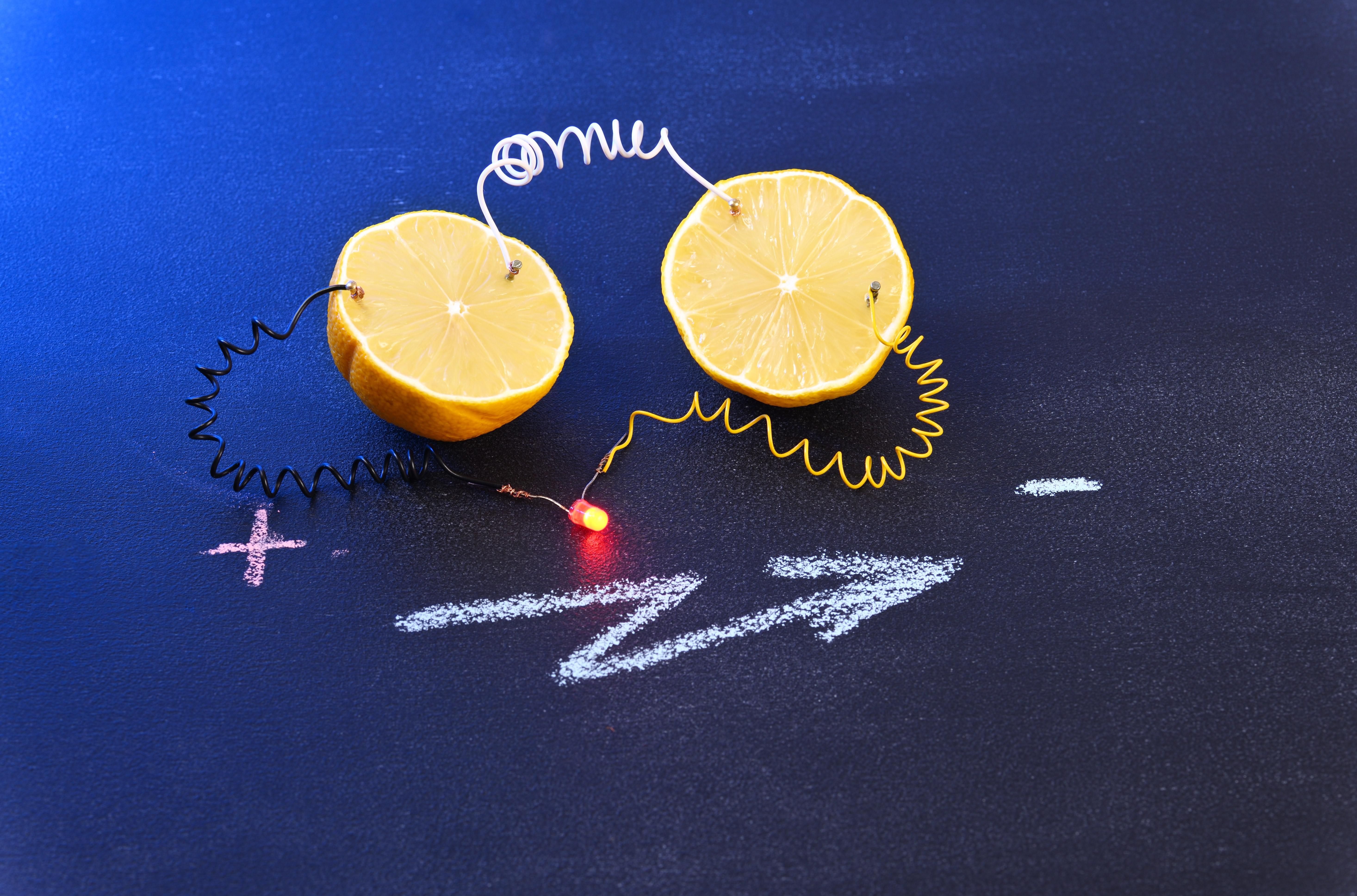 A világ energetikai problémáit a citrom-akkumulátor azonban nem valószínű, hogy meg tudja oldani