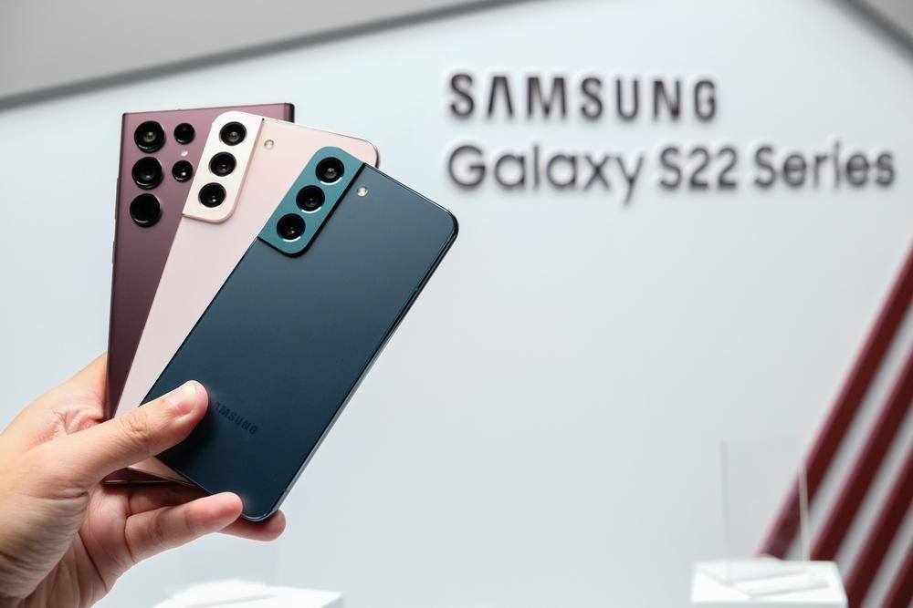 Három Samsung Galaxy telefon egy ember kezében, a márka adatait hackerek ellopták