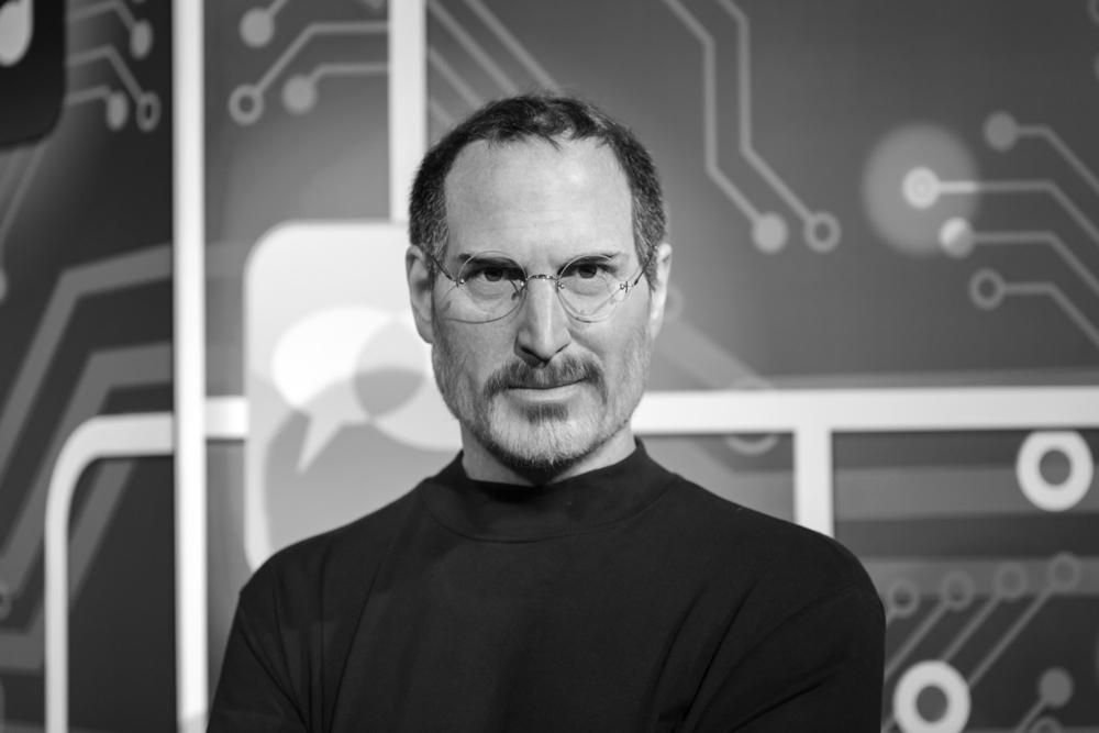 Steve Jobs viaszfigurája fekete-fehérben