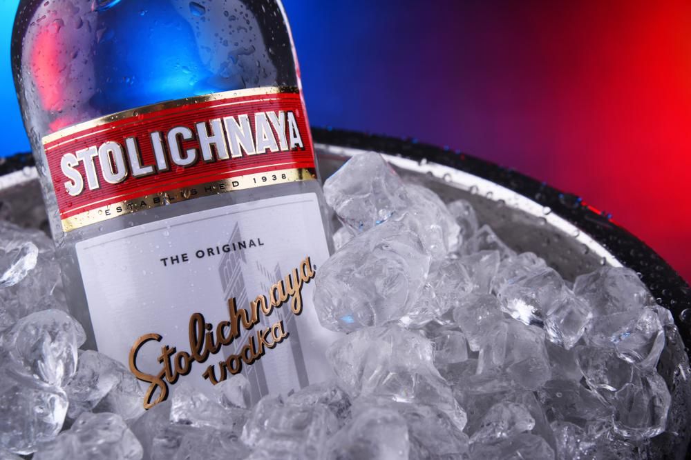 Stolichnaya vodka egy vödör jégben, a márka a jövőben Stoli néven fog futni a háború miatt