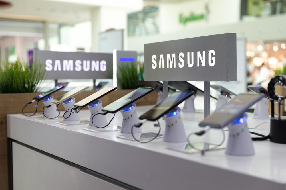 Samsung márkakereskedésben sorakoznak a Galaxy telefonok, amelyek forráskódja kikerült az internetre