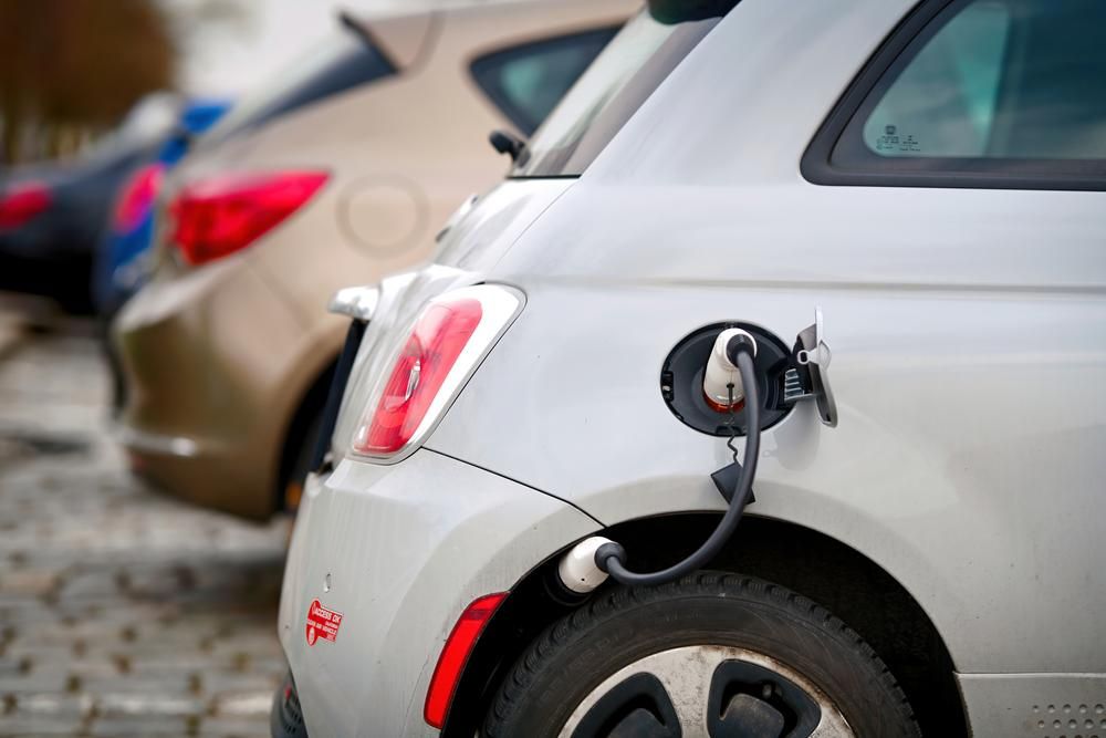 Elektromos autó töltőik egy olasz töltőállomáson, az ország támogatja az e-autó vásárlást
