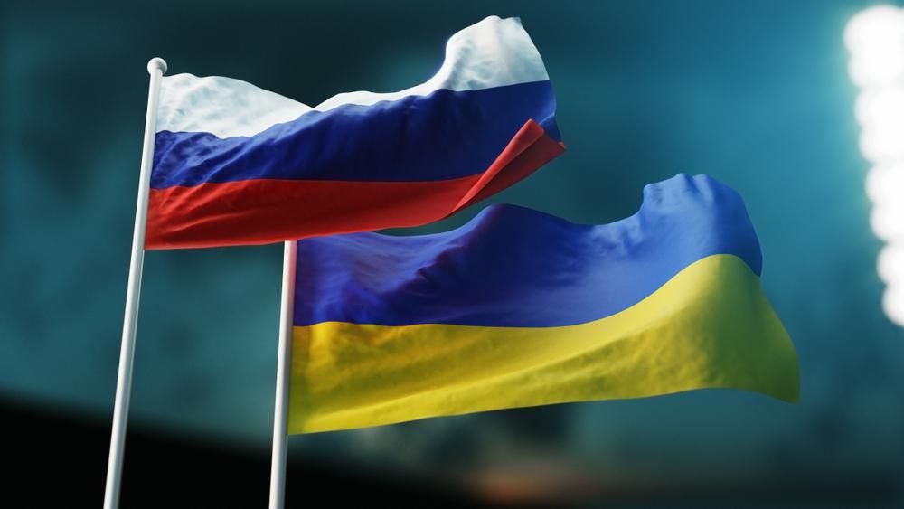 Orosz és ukrán zászlókat fúj a szél, a háború a cégek dolgozóit is veszélyezteti