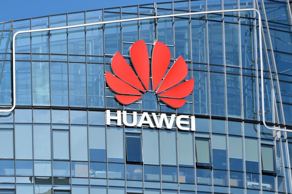 A Huawei logója az egyesült királyságbeli irodáján, ahol két igazgató felmondott