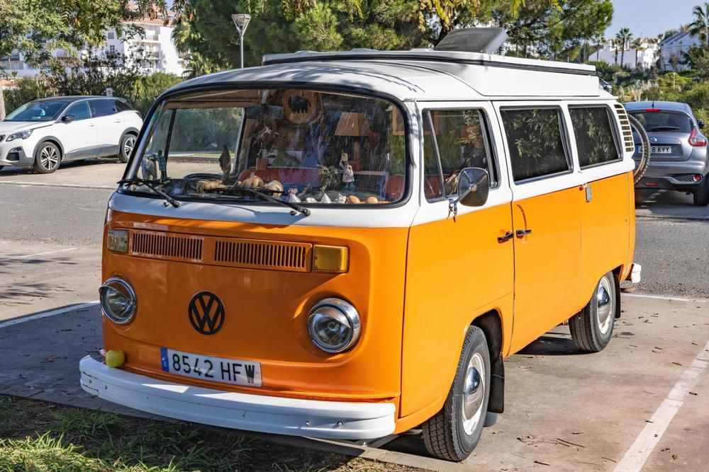 A Volkswagen mustársárga hippibusza, amelynek nemrég bemutatták az új, modern változatát