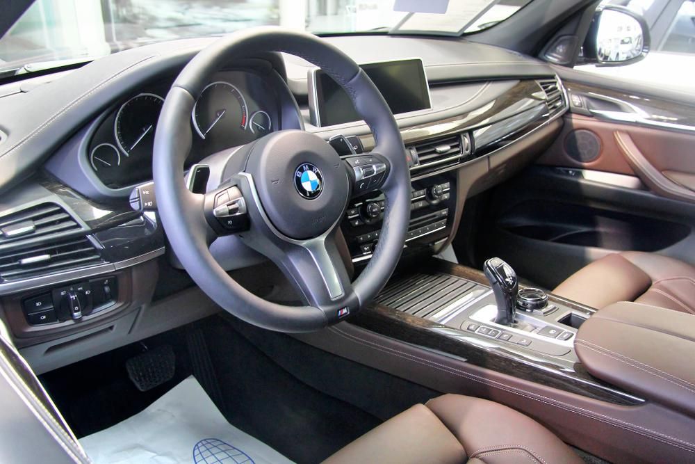 Egy 2013-as X5-ös BMW belső tere, ez a modell is érintett a visszahívásban