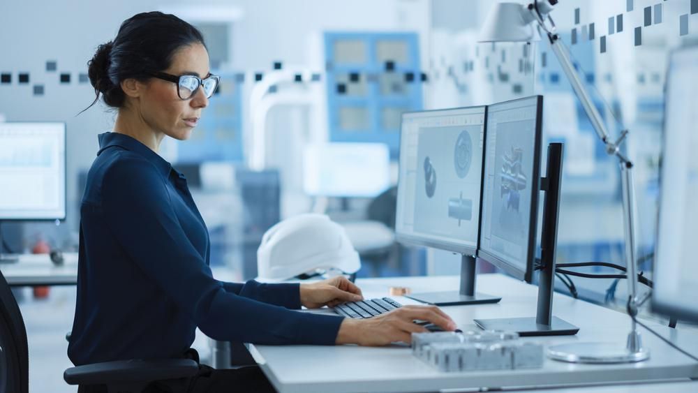 Női munkavállaló dolgozik a kibervédelmi projektjén egy számítógép előtt, nagyon kevés nő dolgozik a szektorban