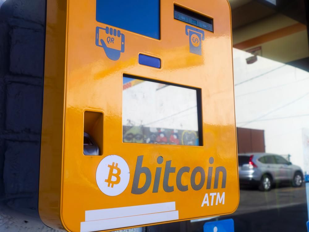 Egy narancssárga bitcoin ATM, a gépeket betiltották Nagy-Britanniában