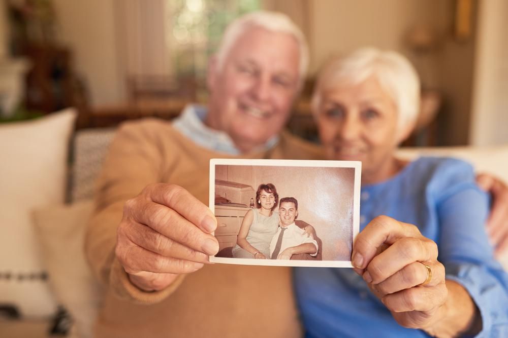Idős házaspár fiatalkori képét mutatja, nosztalgiáznak, mert sokat fáj a fejük