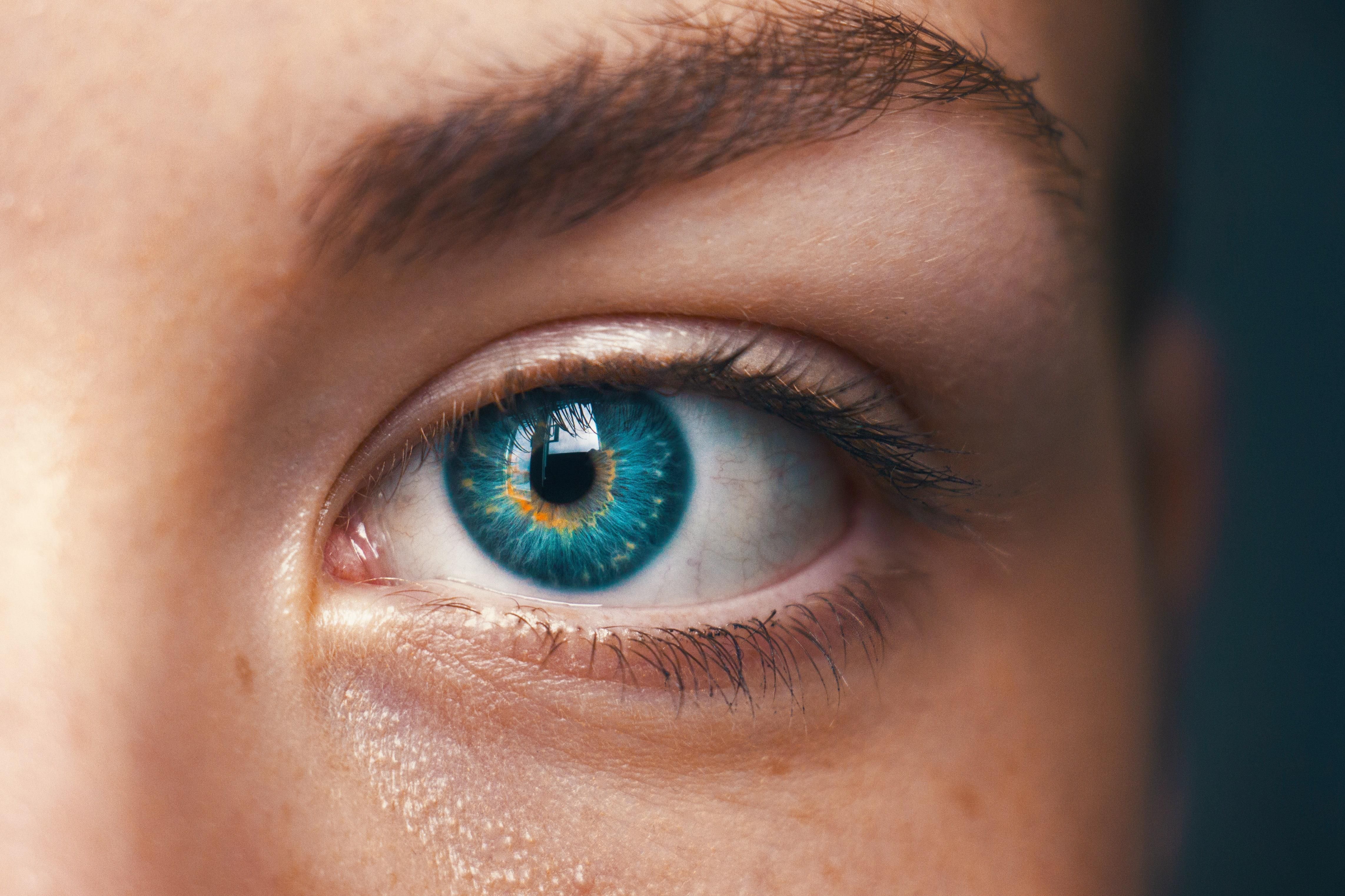 Egy kék női szem közelről