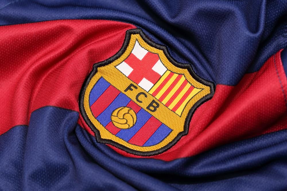 A Barcelona futballcsapat címere a klub mezén