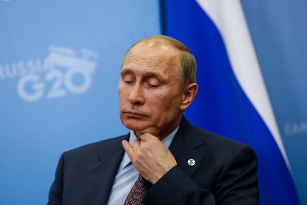 Vlagyimir Putyin orosz elnök a nyakát szorongatja, mert Oroszország hamarosan IT-katasztrófával néz szembe