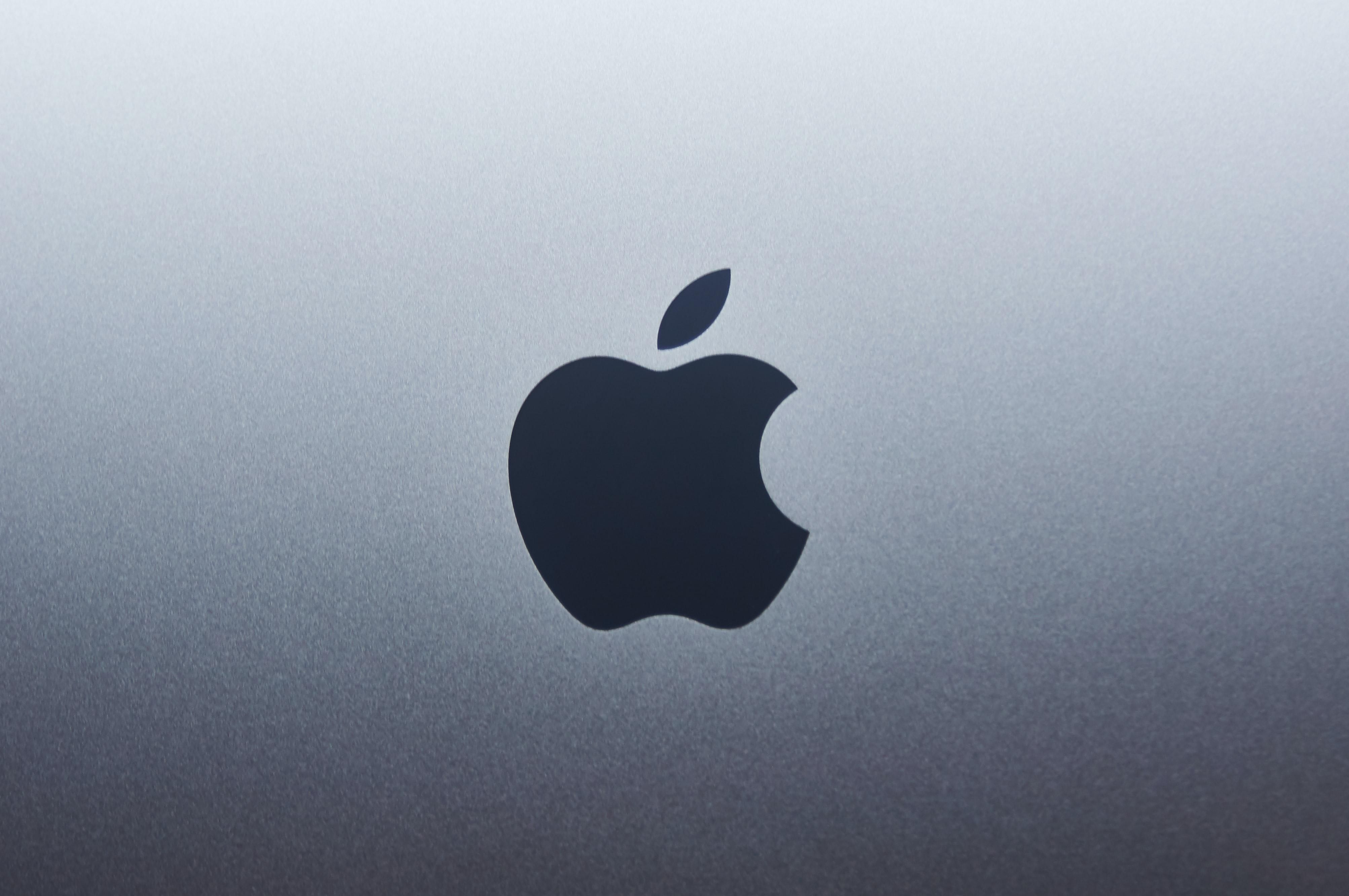 Az átvert Apple logója egy telefon hátulján