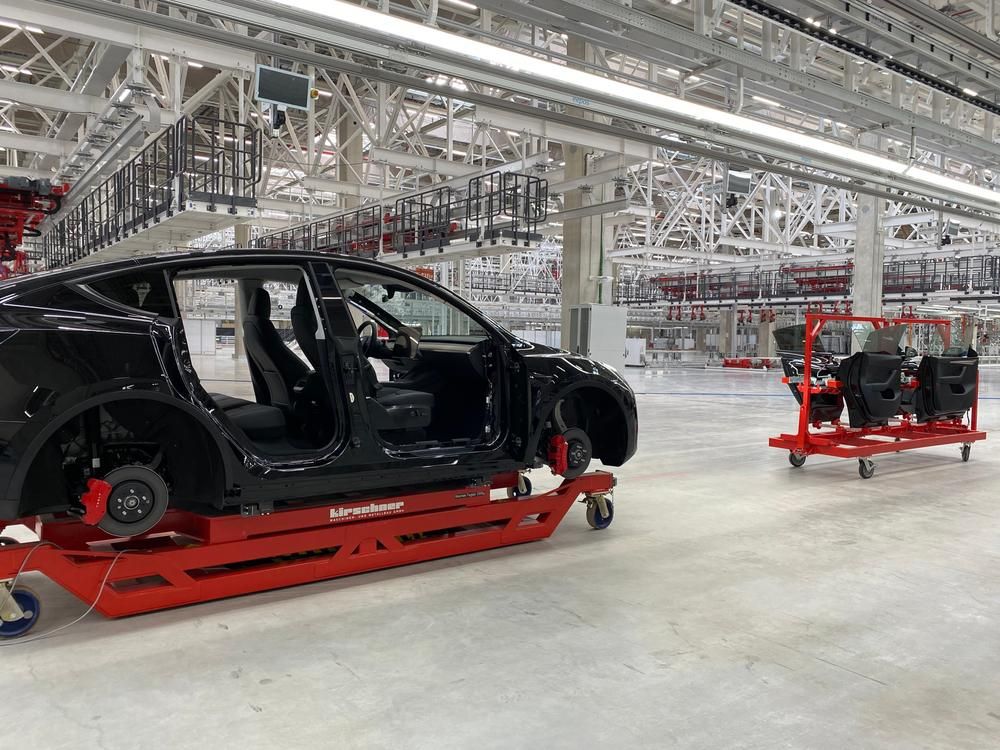 A Tesla németországi gyárában készülnek az új autók, egy fekete karosszéria látható a képen