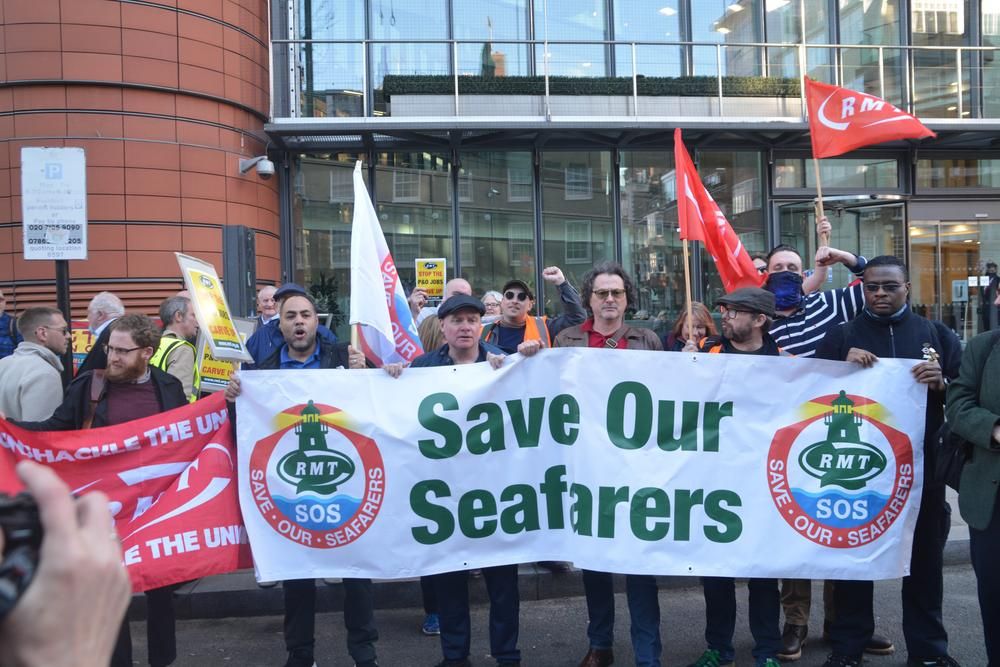 Emberek tüntetnek a P&O Ferries kompcég irodája előtt, amiért a cég kirúgta 800 matrózát és olcsó indiai munkaerővel helyettesítette őket