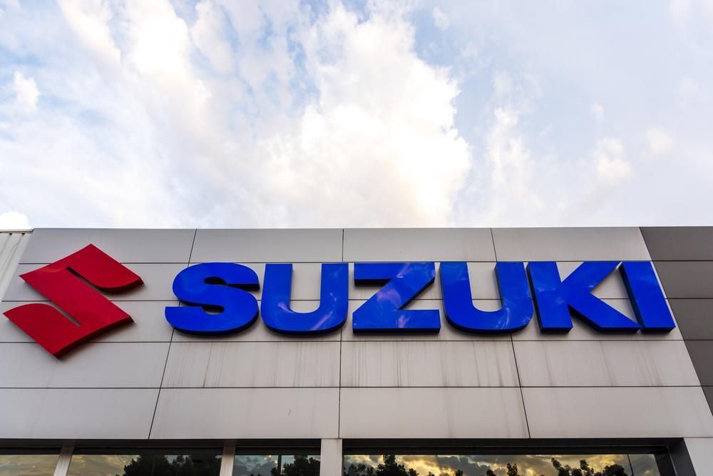 A Suzuki logója egy márkakereskedés falán, a gyártó belép a repülő autók piacára