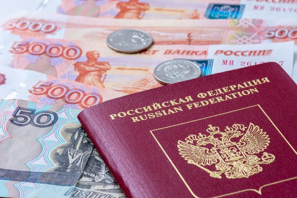 Orosz oligarchák útlevele és rubele, sokan közülük felkerültek egy új nyomkövető oldalra