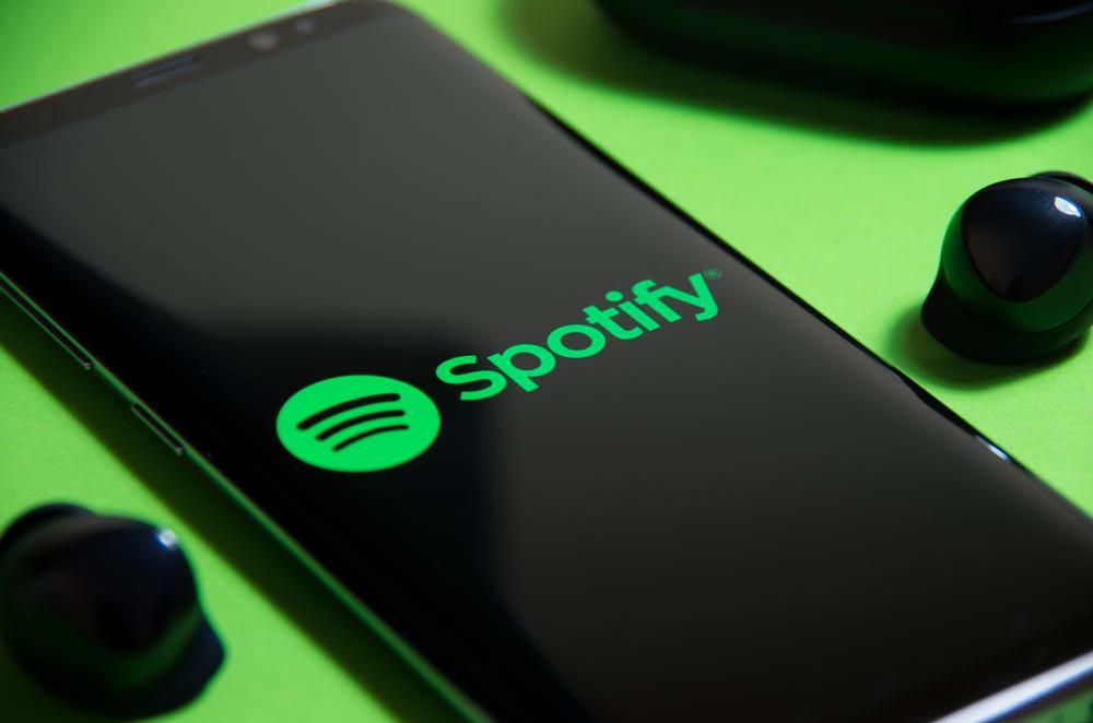 A Spotify logója egy okostelefon képernyőjén, kiderült, mennyit kerestek az előadók a platformon