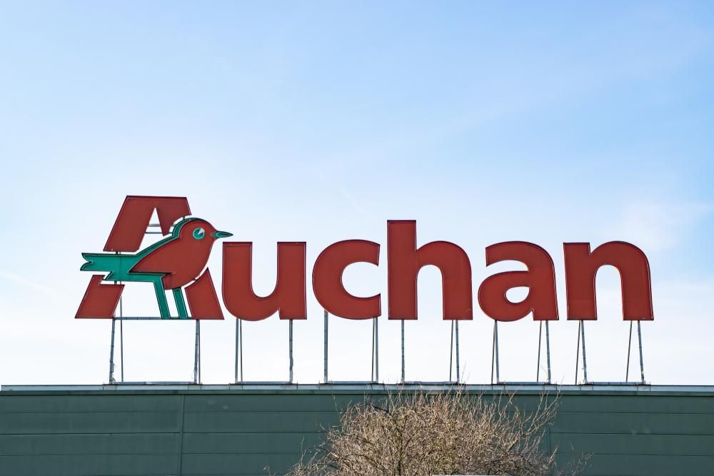 Az oroszországgal továbbra is üzletelő Auchan logója a vállalat egyik áruházának tetején